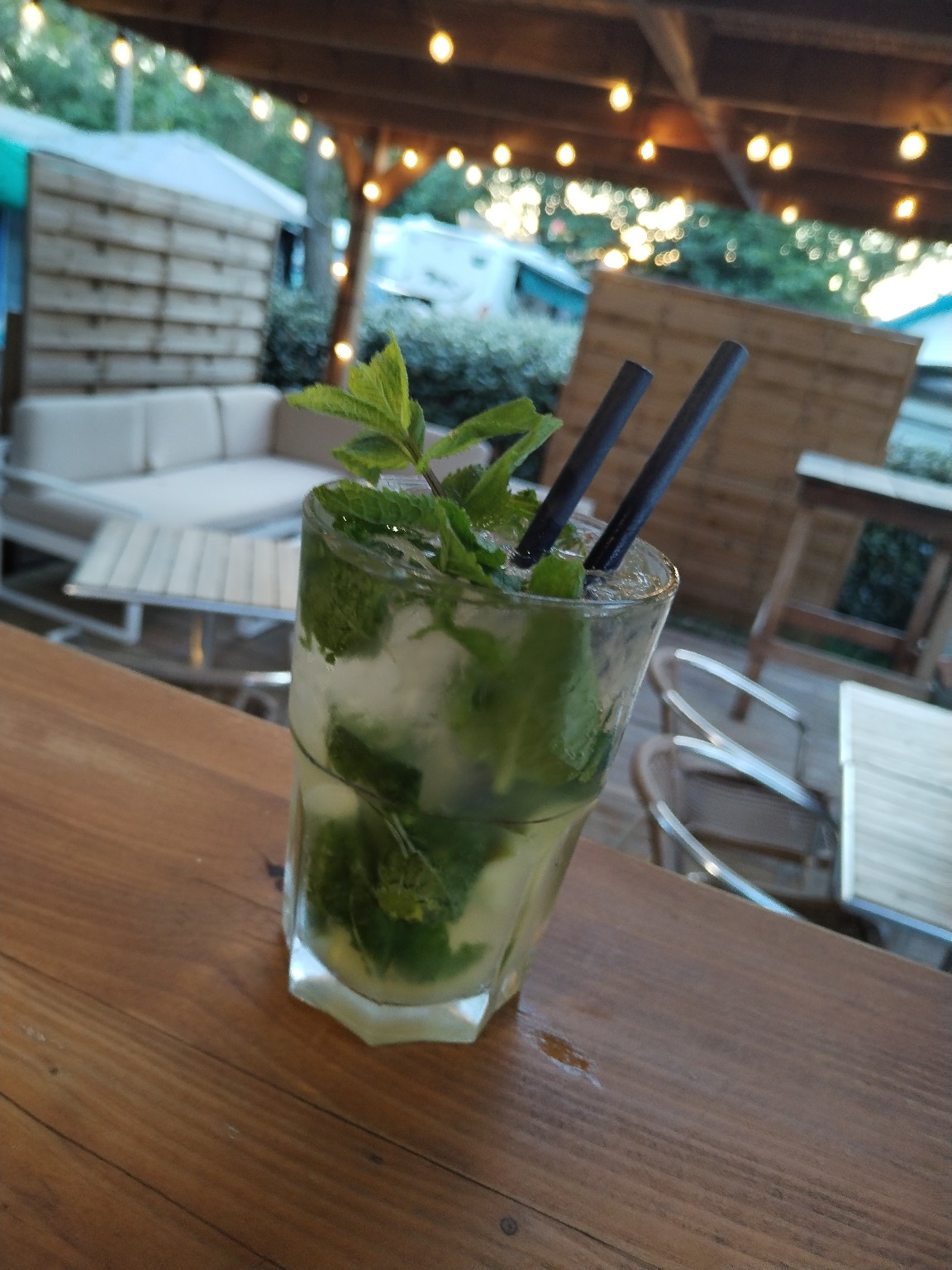Cocktail servi à la terrasse de la buvette