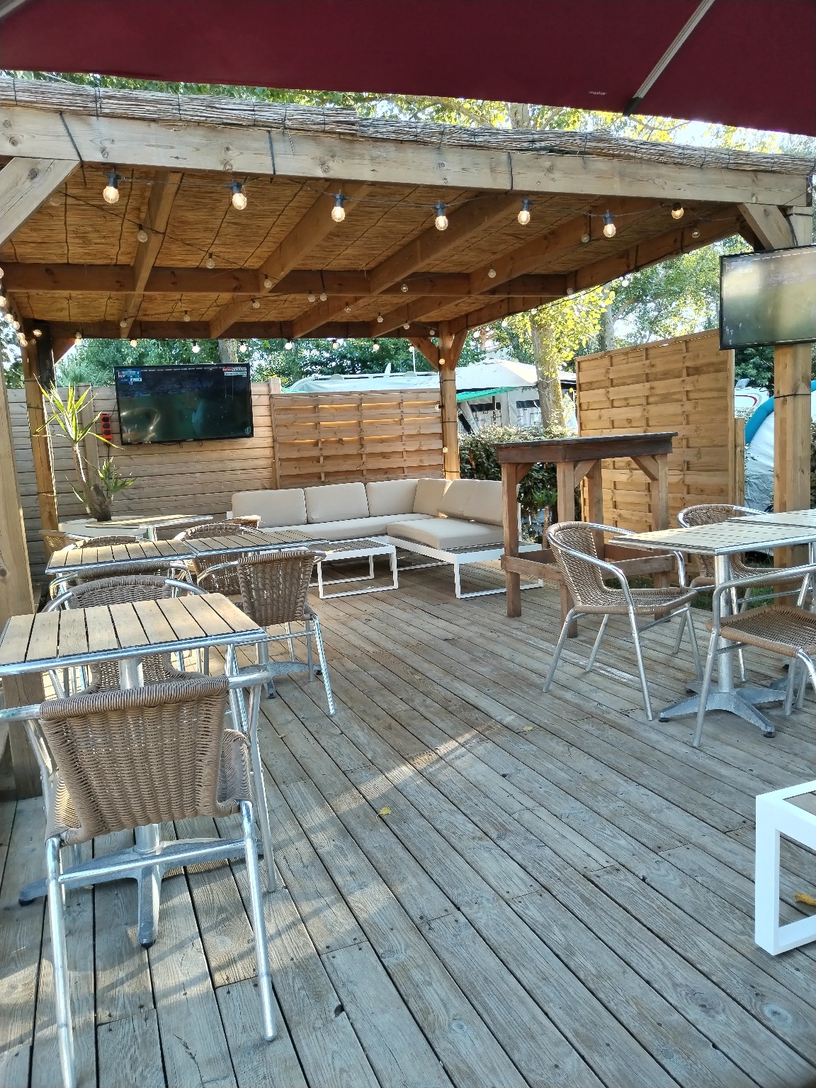 Espace salon et terrasse de la buvette
