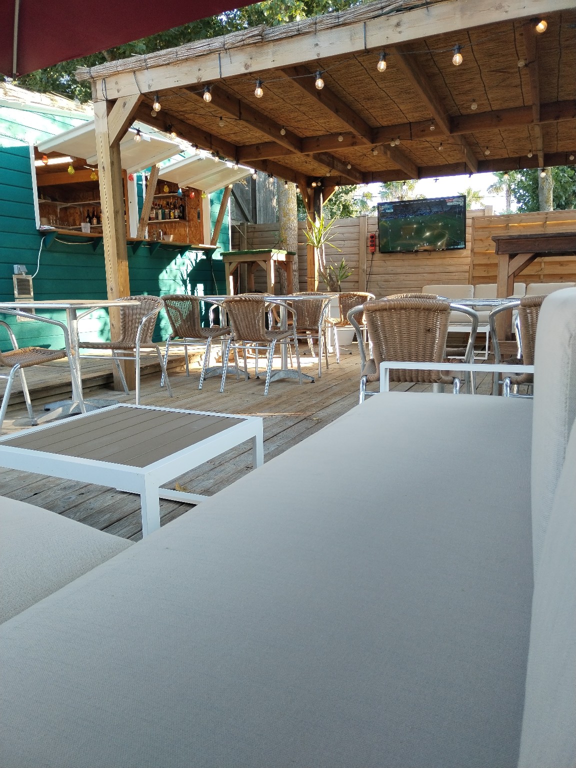 La terrasse et le comptoir de la buvette
