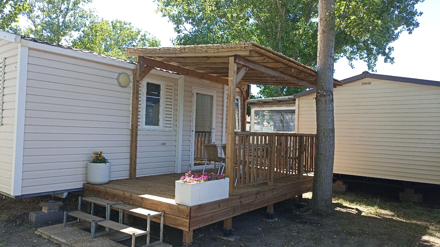 Super Vénus avec terrasse au Camping Le Rieu